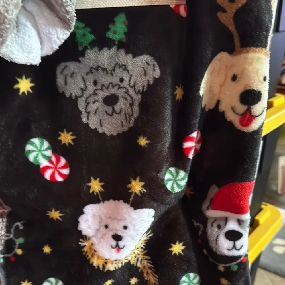 NWT Christmas Dog Print Plush Throw Blanket & Fuzzy Socks Gift Set 50x60